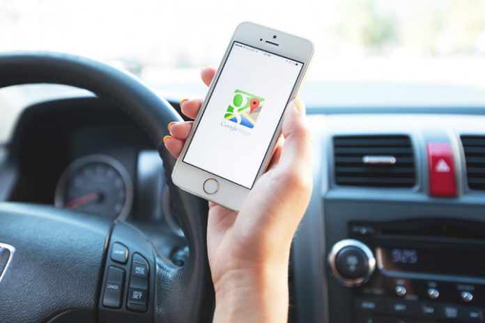 google_haritalar_1693386953 Araç içinde telefondan haritaya bakan kadın