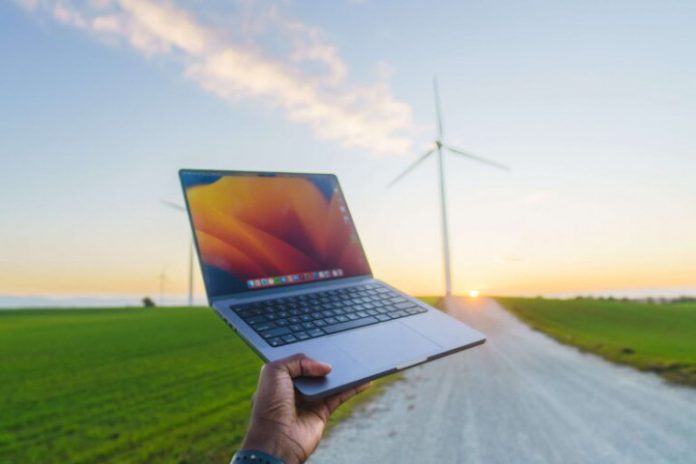 adamin-elinde-tuttugu-laptop-2 Adamın elinde tuttuğu laptop