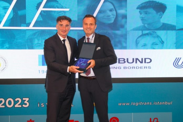 DFDS-e-Uluslararasi-Logitrans-Fuari-nda-Sekto-ru-n-Geleceg-ine-Yo-n-Verenler-o-du-lu-2 DFDS’e Uluslararası Logitrans Fuarı’nda “Sektörün Geleceğine Yön Verenler” ödülü
