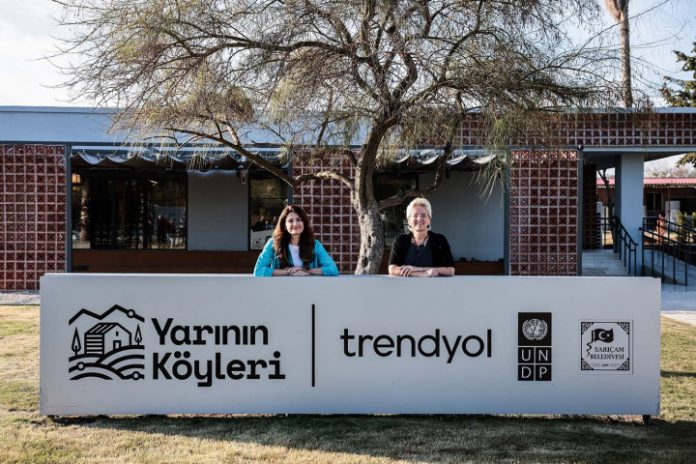 1702715193-Trendyol-Kurumsal-leti-im-Direkt-r-rem-Poyraz-UNDP-T-rkiye-Mukim-Temsilcisi-Louisa-Vinton-2 Yarının Köyleri Projesinde İlk Dijital Merkez Adana