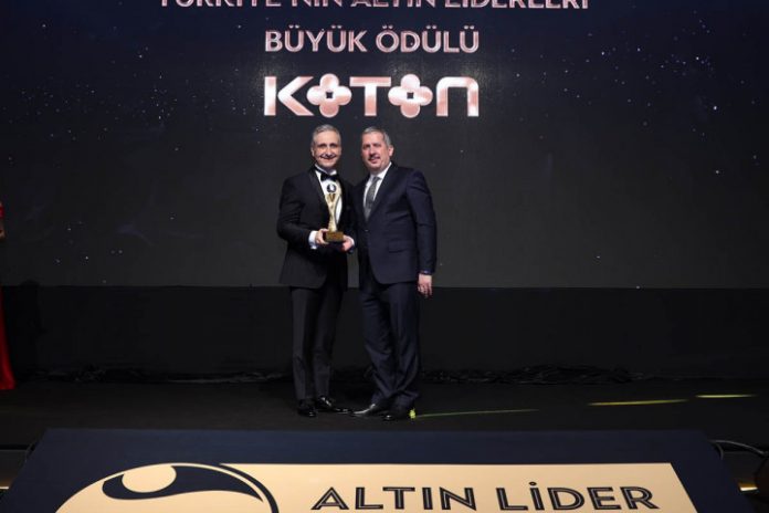 1703253200-Solda-Koton-CEO-su-B-lent-Sabuncu-sa-da-Ticaret-Bakan-Yard-mc-s-Mahmut-G-rcan-2 Koton’a Türkiye’nin Altın Liderleri Büyük Ödülü