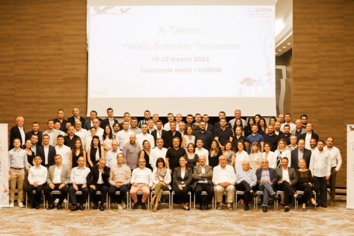 2023-Yetkili-Saticilar-Toplantisi-2 Toplu fotoğraf çektiren insanlar