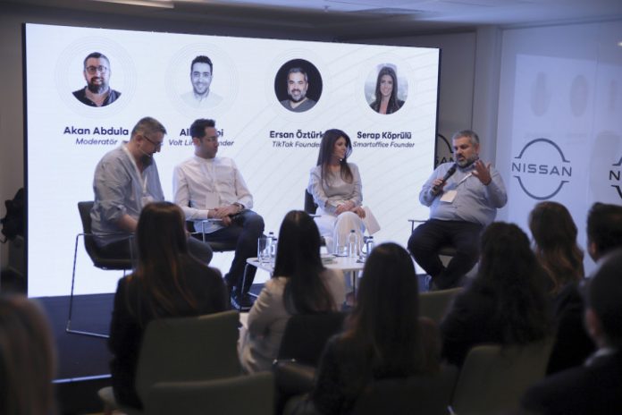 paylas-donus-guclen-2 Panelde konuşan insanlar