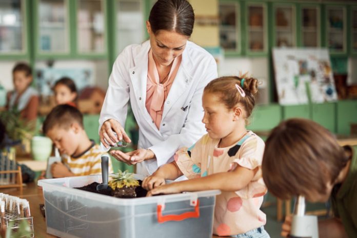1722517726-female-teacher-and-group-of-elementary-students-du-2023-11-27-05-32-50-utc-2 EcosySTEM Projesi