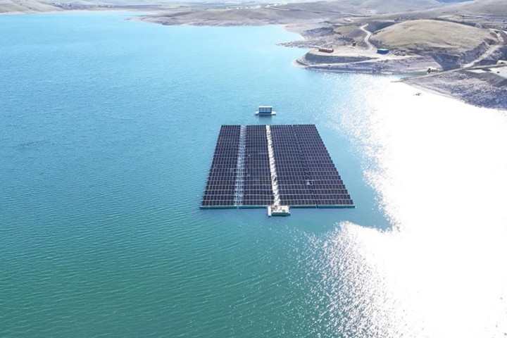 Türkiye’nin İlk Yüzer Güneş Enerjisi Santrali Kuruldu