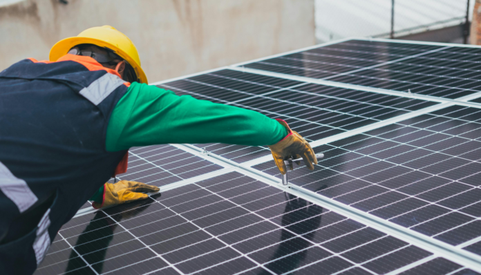 Ant Yapı Kendi Enerjisini Güneşten Üretmeye Başladı Güneş panelini çatıya uygulayan usta