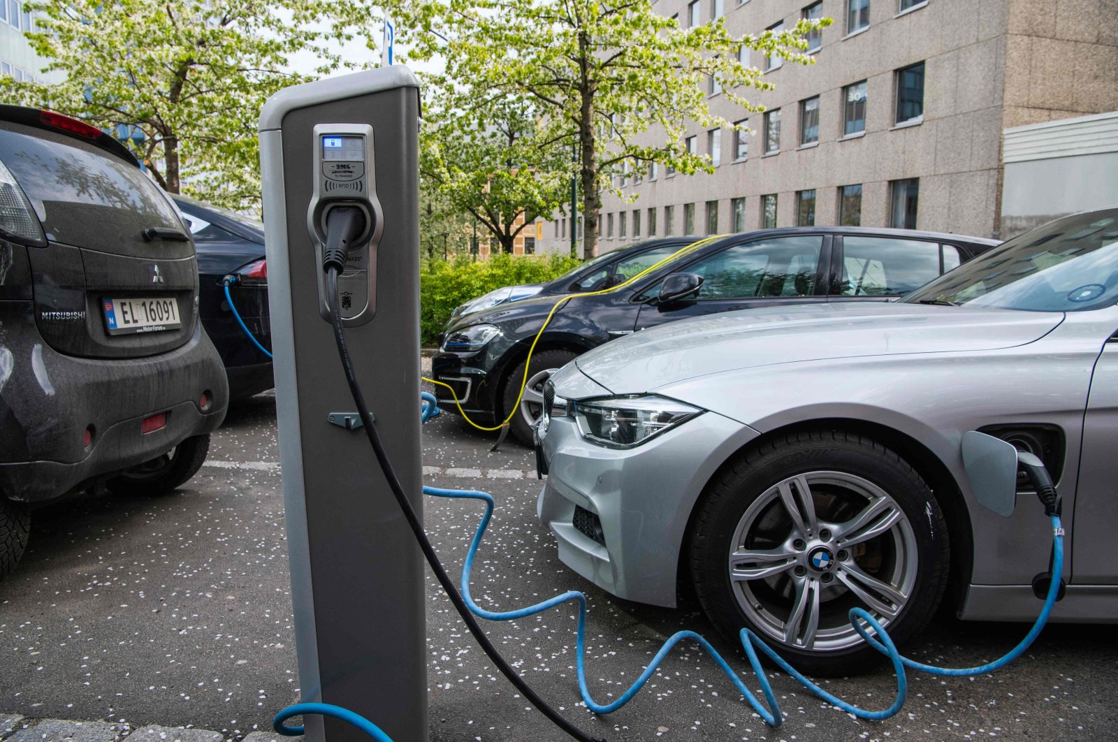 Norveç Elektrikli Araçlara Tam Geçişe Hazırlanıyor