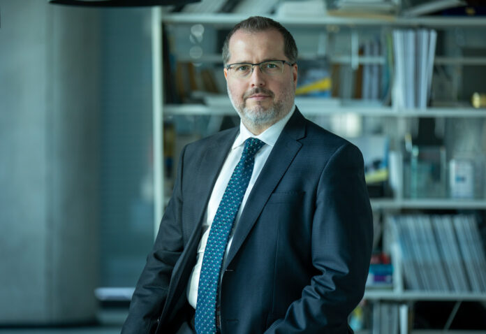 1743581968_EY_Emre_Be__li_edited EY Türkiye Telekomünikasyon, Medya ve Teknoloji Sektör Lideri ve Danışmanlık Bölümü Şirket Ortağı Emre Beşli