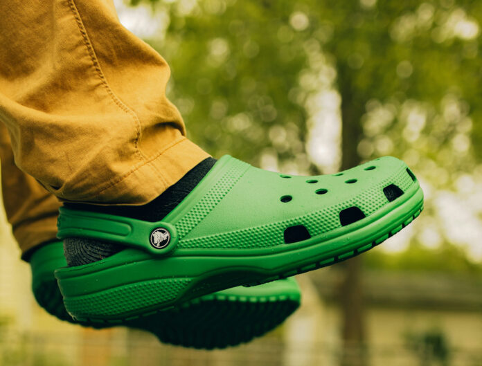 crocs-bruno-guerrero-Qv9F1y2GHk8-unsplash_edited Crocs Terlikler içindeki plastik oranını düşürüyor.