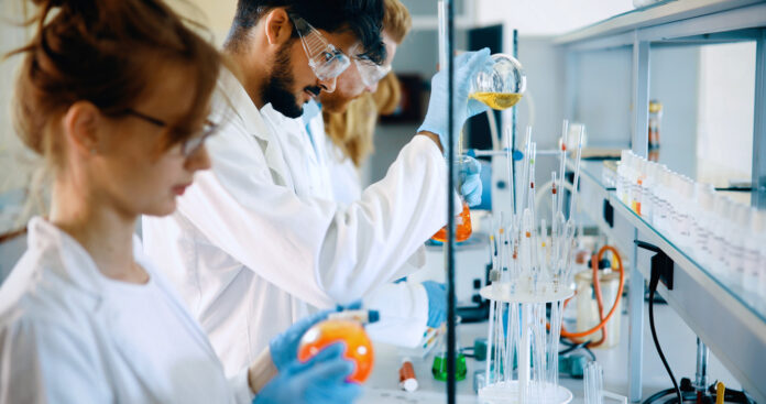 Young students of chemistry working in laboratory “Sağlıklı Bir Fikrim Var” Proje Yarışması 2025 Yılı Başvuruları Açıldı!