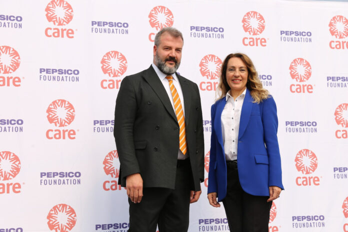 1747212938_Esat_Akg__l_Esra___ren__edited PepsiCo Türkiye Kurumsal İlişkiler ve Sürdürülebilirlik Kıdemli Direktörü Esra İren ve CARE Türkiye Kurumsal İletişim Direktörü Esat Akgül, çiftçilerle buluştu.