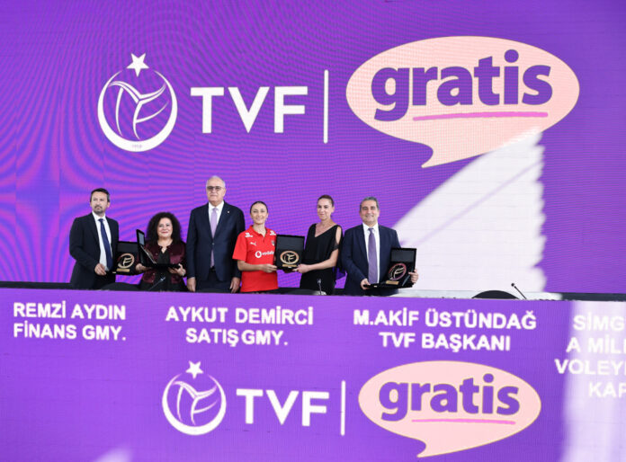 1749817450_Gratis__Kad__n_Voleybol_Milli_Tak__mlar___Sponsorlu__u_Toplu_Foto__raf__2__edited Gratis,Türk voleybolunun gelişimine katkı sağlama hedefi ile üç yıllık gerçekleştirilen anlaşma kapsamında, Türk sporunun gururu Kadın Voleybol Milli Takımlarının ana sponsoru oldu
