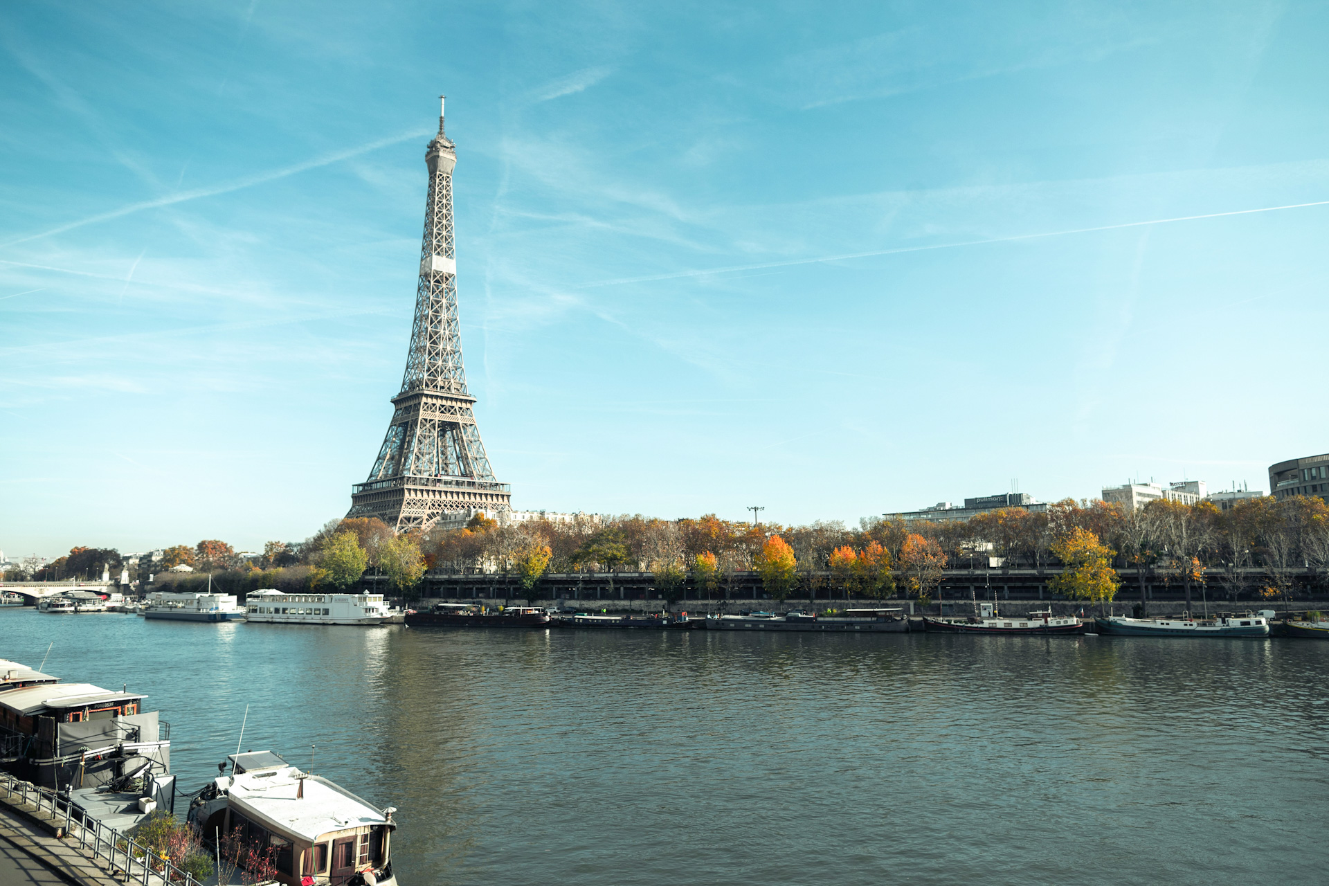 Paris’in Seine Nehri, Yazın Louvre’u Serinletiyor