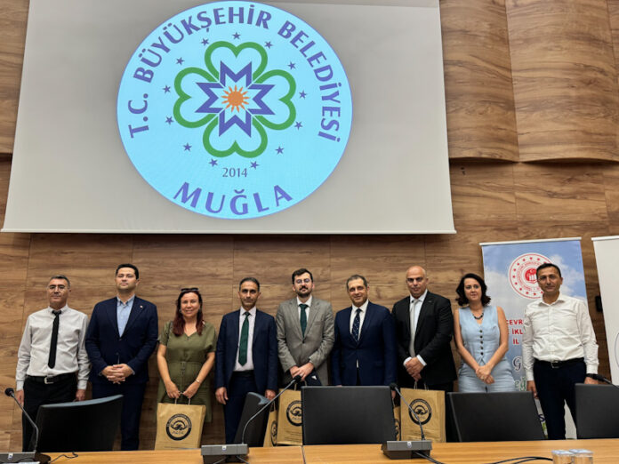 1751434341_Mugla_gorsel__2__edited Dalmaçyalı Isı Yalıtım Sistemleri’nin katkılarıyla Muğla Büyükşehir Belediyesi, Çevre, Şehircilik ve İklim Değişikliği İl Müdürlüğü ile Enerji ve Tabii Kaynaklar Bakanlığı yetkililerinin katılımıyla, binalarda enerji verimliliği mevzuatı ve uygulamalarına yönelik bilgilendirme toplantısı düzenlendi.