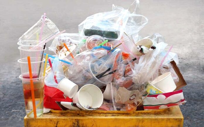 Detail-trash-can-filled-with-plastic_Shutterstock Plastik atıklar
