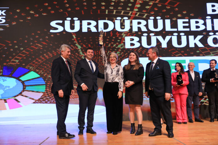 UEDAŞ_SürdürülebilirlikÖdülü_Görsel4 2.Sürdürülebilirlik Konferansı’nda UEDAŞ, Sürdürülebilirlik Büyük Ödülü’nü alan tek kurum oldu.
