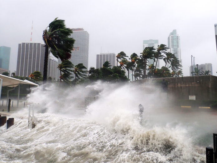 Hurricane Irma Extreme Image of Storm Striking Miami, Florida AON Doğal Afetler Raporu