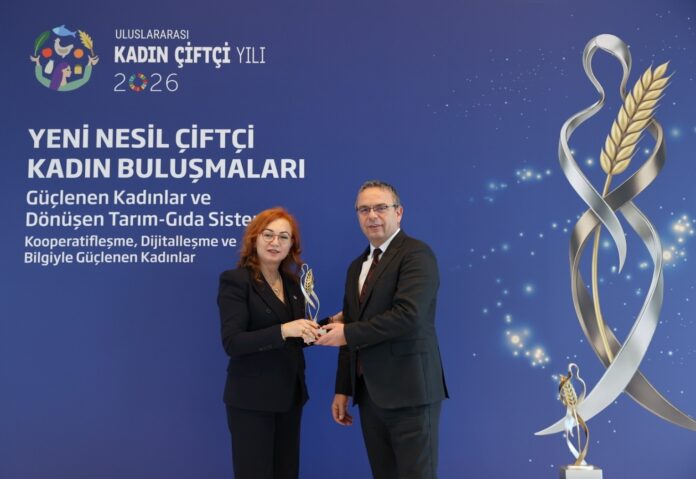 1772956454_Bankas____FAO__Yeni_Nesil___ift__i_Bulu__malar____FAO_T__rkiye_Temsilci_Yard__mc__s___Dr._Ay__eg__l_Sel______k________Bankas___Genel_M__d__r_Yard__mc__s___Sezgin_Y__lmaz____ İş Bankası ve FAO’dan Çiftçi Kadınlara Yeni Program