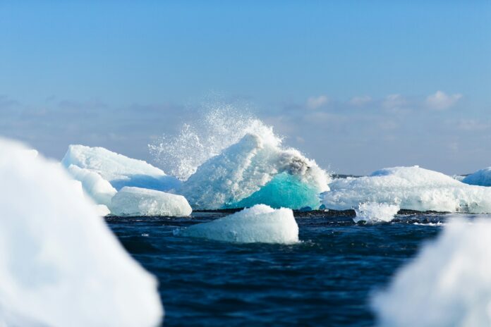 anders-jilden-PXdBkNF8rlk-unsplash Antartica-Buzullar eriyor